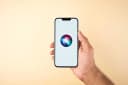 Apple e a nova Siri: contratos milionários com publishers