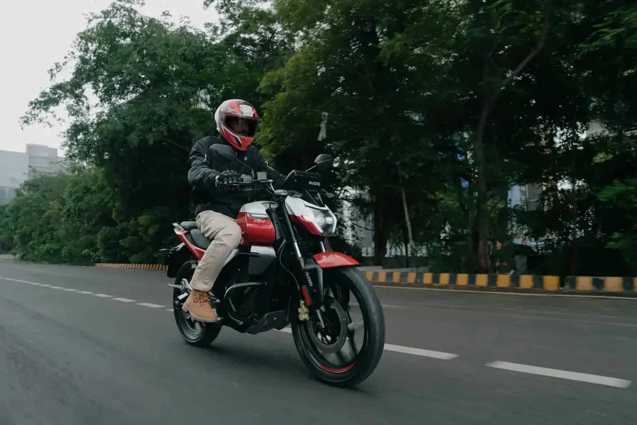 Avore EX2S: como funciona a moto elétrica de tomada comum