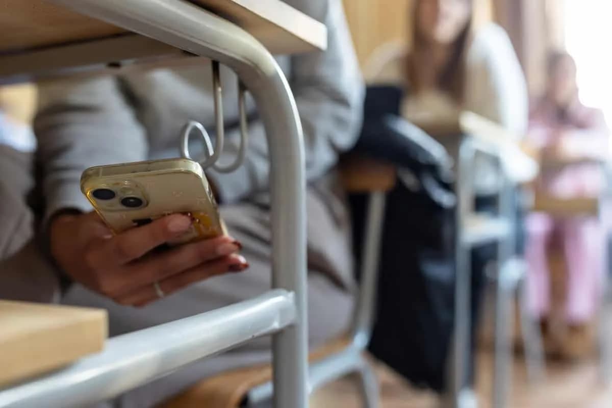 Celulares nas escolas: salto de 37% para 81% em 3 anos