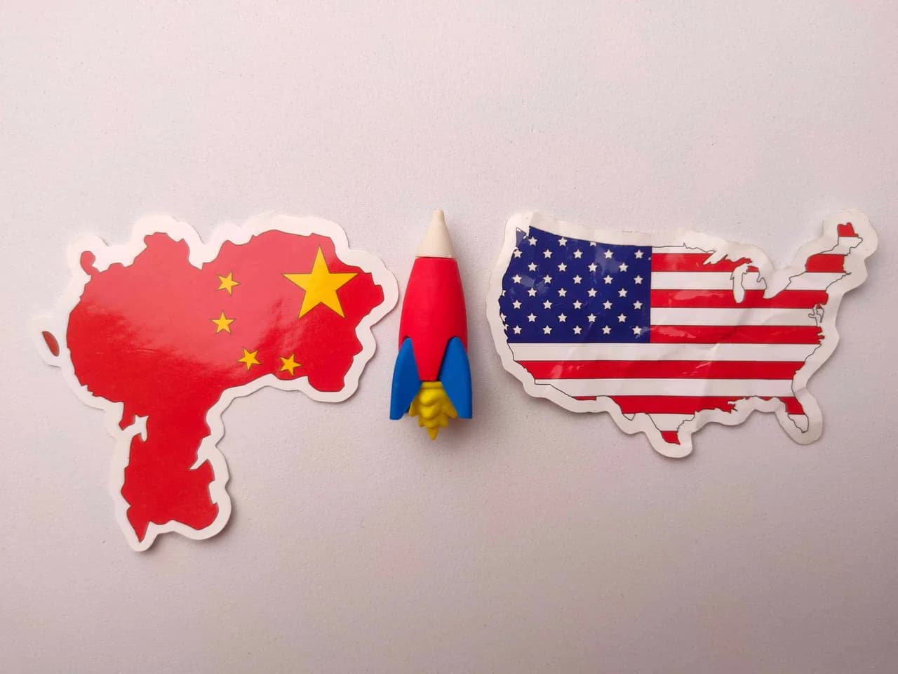 Destilação de IA: 5 empresas chinesas acusadas pelos EUA