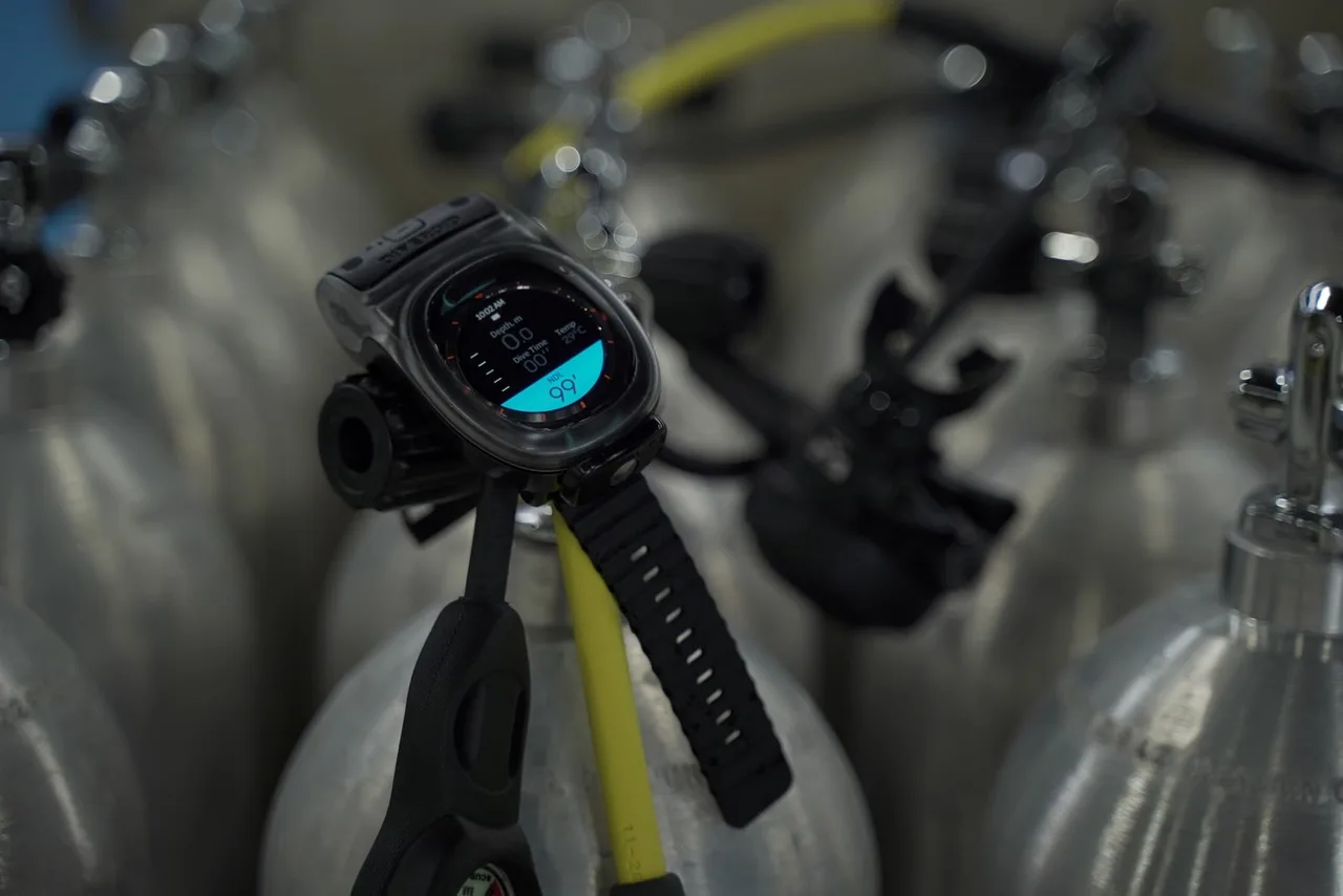 WatchDive preto preso à válvula de um cilindro de mergulho